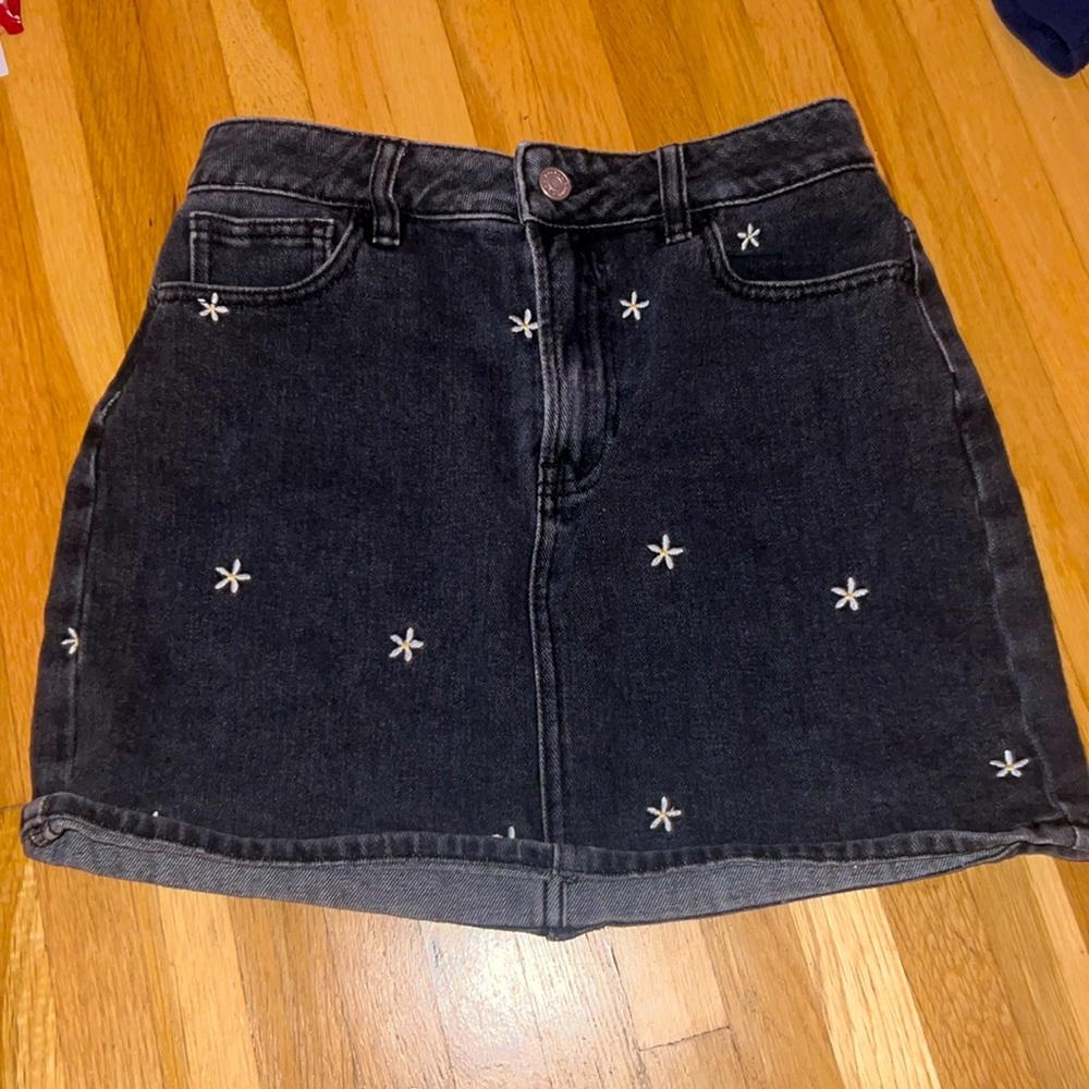 Pacsun black & daisy jean skirt